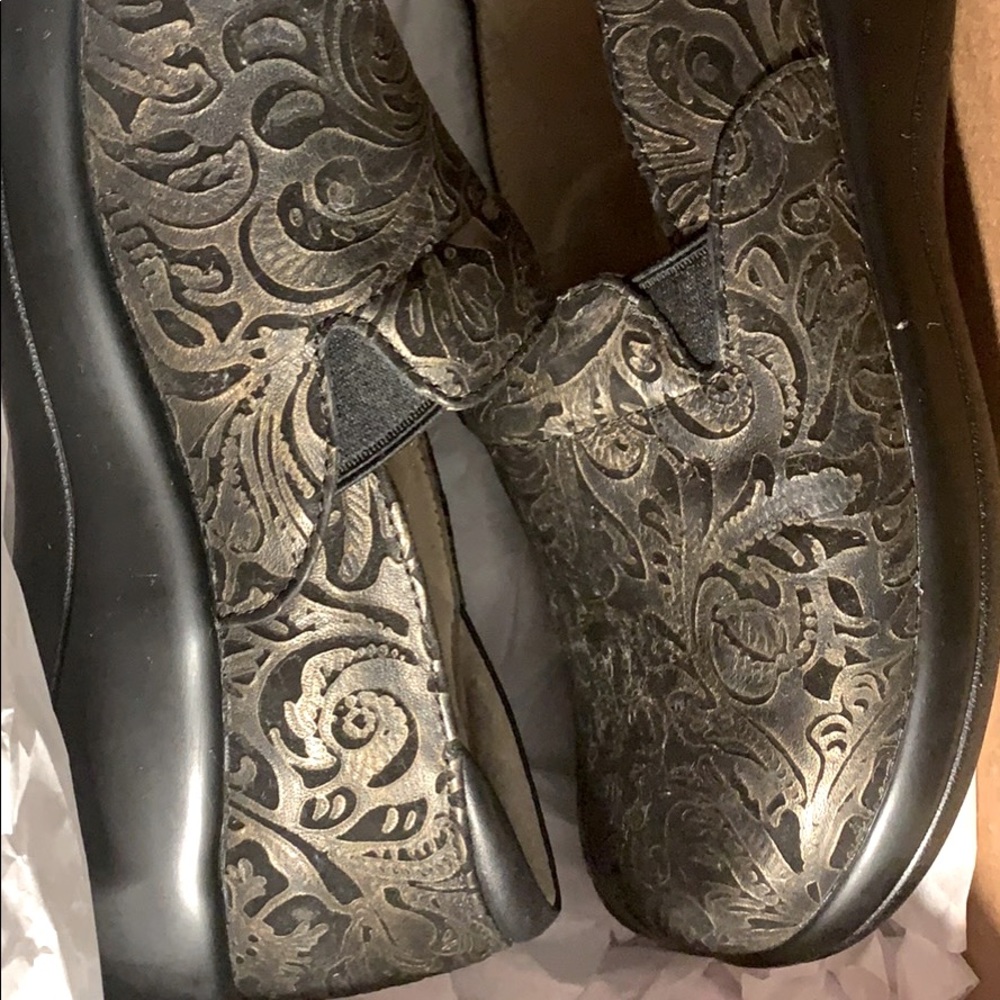 Algeria women’s professional shoes.